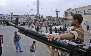 Un soldat garde un check-point à Sanaa (Yémen), le 25 mai 2011.