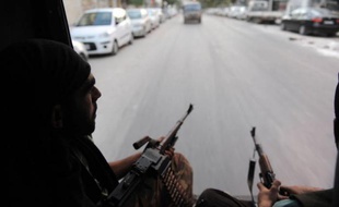 Les rebelles syriens ont accusé le régime d'avoir transféré des armes chimiques près des frontières du pays au lendemain de la menace de Damas de s'en servir en cas "d'agression extérieure".