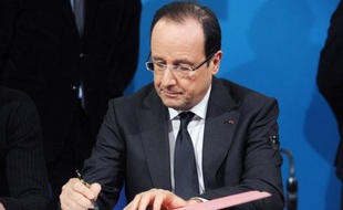 Le président François Hollande réunit ce mardi à 17H00 à l'Elysée un Conseil restreint de défense pour faire le point sur la situation au Mali, a-t-on appris auprès de la présidence de la République.