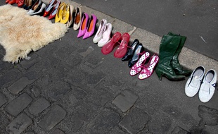 Un étalage de chaussures lors d'un vide-greniers. Illustration.
