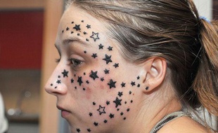 Kimberley Vlaeminck, la jeune fille qui s'est fait tatouer 56 étoiles sur le visage en Belgique.