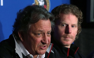 Eugene Melnyk (au premier plan), propriétaire de l'équipe de hockey des Ottawa Senators, lors d'une conférence de presse en janvier 2013.