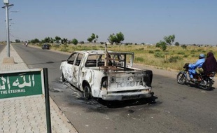 Un kamikaze a tué au moins cinq soldats en patrouille et s'est tué lui-même en projetant sa voiture dimanche contre une patrouille militaire dans la ville de Damaturu, dans le nord-est du Nigeria, a indiqué une source de sécurité.
