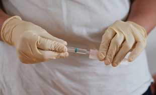 Le CHU de Nice a dû piocher dans ses propres stocks pour pouvoir administrer les premières doses du vaccin (Illustration)