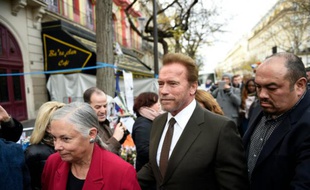 L'ancien gouverneur de Californie Arnold Schwarzenegger (c) arrive devant le Bataclan pour rendre hommage aux tués, le 5 décembre 2015