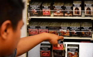 Un buraliste à Sydney, où les paquets de cigarettes sont neutres, le 1er décembre 2012