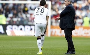 Rolland Courbis parlant à Yoann Gourcuff lors du match Nice-Rennes, le 10 avril 2016.
