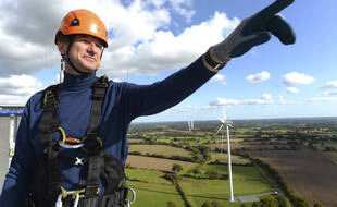 Yannick Jadot sur une éolienne.