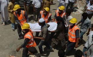 Soixante-trois personnes, en majorité des ouvriers et leurs familles, sont mortes dans l'effondrement d'un immeuble en construction à la périphérie de Bombay, dans l'ouest de l'Inde, ont annoncé samedi les autorités qui recherchent les responsables de ce chantier non autorisé.