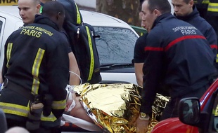 Un blessé évacué après la fusillade à Montrouge, le 8 janvier 2015.