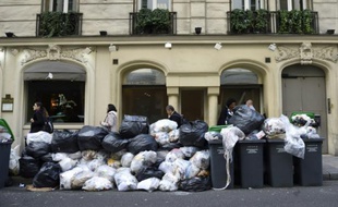 Des poubelles qui débordent dans une rue à Paris, le 8 octobre 2015