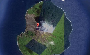 L'île de Tinakula.