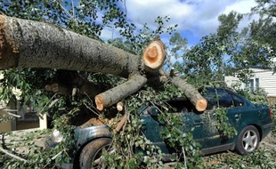 Une voiture écrasée dans un camping, le 21 juillet 2014 au lendemain des violents orages qui se sont abattus sur la commune de Saint-Just d'Ardèche
