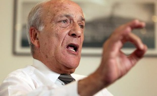 Le président de l'Assemblée de Corse, Dominique Bucchini, a exprimé jeudi à Ajaccio des réserves sur la fermeté annoncée par le gouvernement contre la criminalité en Corse, après l'assassinat de l'avocat Antoine Sollacaro.