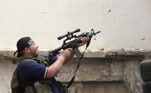 Un sunnite armé du quartier de Bab al-Tebbaneh à Tripoli, au Liban, le 13 mai 2012.