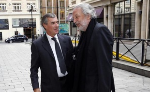 L'ancien ministre français du Budget Jérôme Cahuzac en compagnie de son avocat Jean-Alain Michel à Paris le 11 septembre 2013