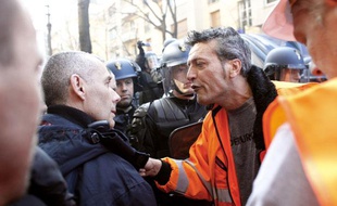 Le syndicaliste CFDT de l'aciérie ArcelorMittal de Florange, Edouard Martin, exprime sa colère devant un gendarme à Paris, le 15 mars 2012.