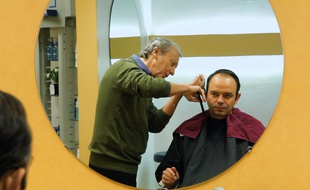 Edouard Philippe chez le coiffeur. Image extraite du documentaire