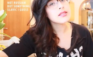 Capture d'écran d'une vidéo Youtube postée par Smoukahontas d'une jeune Finlandaise reproduisant une dizaine d'accents.