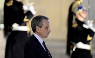 Laurent Stefanini(d), chef du protocole à l'Elysée, et François Hollande à l'Elysée, le 10 avril 2015