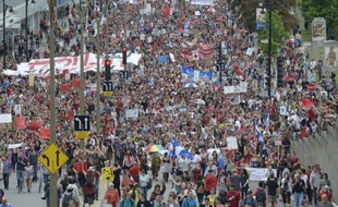 La manifestation géante de mardi à Montréal montre qu'en adoptant une loi contre la liberté de manifester, le gouvernement québécois a retourné contre lui une partie de l'opinion publique qui lui adresse maintenant maints griefs sans lien avec les frais de scolarité.