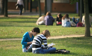 Etudiants en train de reviser sur le campus de l'Université Toulouse 2 Jean-Jaurès.