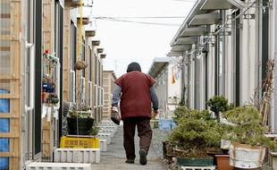 Un homme âgé marche dans les allées d'un centre d'hébergement temporaire à Koriyama, dans le département de Fukushima, en mars 2015.