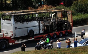 L'hypothèse de la présence d'un complice aux côtés du kamikaze décédé dans l'attentat suicide anti-israélien du 18 juillet en Bulgarie a pris de la consistance dimanche dans l'enquête des policiers et services secrets bulgares, israéliens et américains, après l'autopsie du corps du kamikaze.