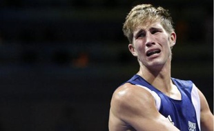 Alexis Vastine effondré après son élimination en demi-finale des - de 64 kilos face au Dominicain Felix Diaz, le 22 août 2008.