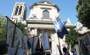 Une procession devant l'église intégriste Saint-Nicolas-du-Chardonnet