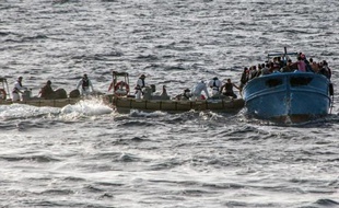 Une femme de nationalité syrienne a accouché à bord d'un bateau surchargé transportant jusqu'à 191 immigrants qui a été secouru mercredi au large de la Sicile, ont indiqué des responsables italiens.