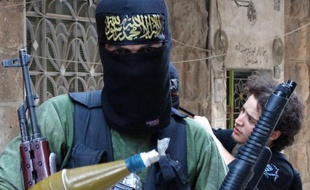 Des centaines de jihadistes de l'Etat islamique en Irak et au Levant (EIIL) avançaient mercredi vers un poste-frontière entre la Syrie et la Turquie après des combats avec un groupe rebelle, rapporte l'Observatoire syrien des droits de l'Homme (OSDH).