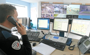 Retour d'images au centre d'information et de commandement de la police nationale à Strasbourg. (Archives)