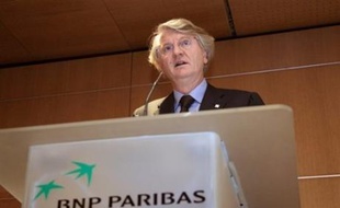 BNP Paribas ne devrait pas s'aventurer à lancer une offre sur la Société Générale tant que les conséquences de la "fraude" sur la situation de sa concurrente ne seront pas claires, même si elle paraît plus forte que jamais après l'annonce d'un bénéfice de 7,8 milliards en 2007.