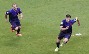 Robin van Persie et Wesley Sneijder lors du match entre les Pays-Bas et l'Espagne le 13 juin 2014.