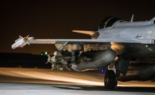 Photo diffusée par l'ECPAD d'un Rafale, un avion de chasse français engagé dans l'opération militaire Chammal en Irak et en Syrie, le 17 novembre 2015.