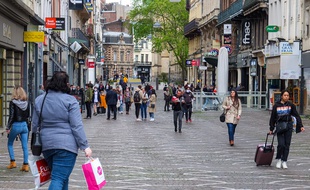 Ambiance déconfinée dans les rues du centre-ville de Lille.