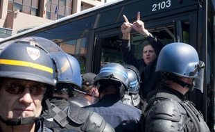 Les quelque 70 militants d'extrême droite interpellés samedi à Lyon, notamment après un rassemblement sauvage en gare, ont été relâchés entre samedi soir et dimanche midi, une majorité d'entre eux après un rappel à la loi, a-t-on appris de sources policière et judiciaire.