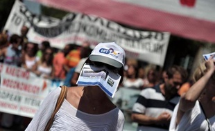 Les téléspectateurs grecs attendent toujours la suite de la saga de la radiotélévision publique ERT fermée en juin: la nouvelle entité n'émettra pas avant 2014, un ersatz de chaîne nationale occupe le vide et l'occupation du siège de l'ERT tourne au casse-tête politique.