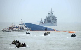 Opérations de sauvetage des garde-côtes sud-coréens autour du ferry naufragé, le 17 avril 2014 au large de l'île Jeju