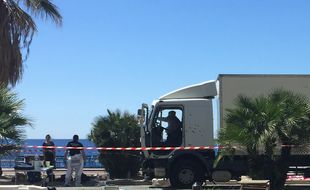 Le camion examiné par les enquêteurs au lendemain de l'attentat de Nice qui a fait 86 morts sur la promenade des Anglais.