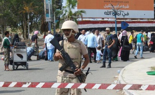 Un membre des forces de sécurité loyales au président Abedrabbo Mansour Hadi , le 7 janvier 2016 à l'aéroport d'Aden