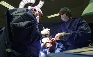 Opération de chirurgie mini-invasive d'un hallux valgus à Lille.