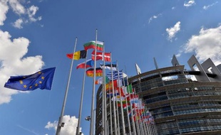 Des drapeaux de l'Union européenne et des pays membres devant le siège du parlement européen à Strasbourg, en 2014
