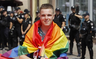 Un manifestant défilant lors de la gay pride, à Kiev (Ukraine) le 23 juin 2019.