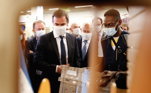 Le ministre de la Santé, Olivier Véran lors d'un déplacement à la Poste le 29 juillet 2020.