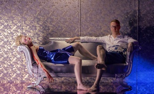 Elle Fanning et Nicolas Winding Refn sur le plateau de The Neon Demon