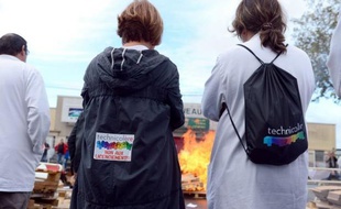 La rupture d'un contrat entre Technicolor et Orange est au centre d'une polémique qui oppose les deux sociétés, la ministre Fleur Pellerin et les syndicats sur la responsabilité de la liquidation du site Thomson Angers de Technicolor qui emploie 350 salariés.