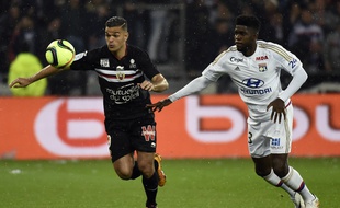 Ici opposé à Hatem Ben Arfa en avril, Samuel Umtiti sera l'un des gros enjeux lyonnais lors de ce mercato estival.