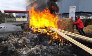 Des agriculteurs et éleveurs en colère bloquant une plate-forme d'approvisionnement de Leclerc à Landerneau en 2008.